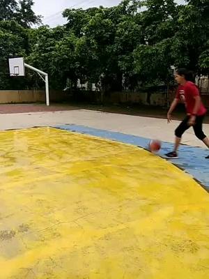 A post by @nishita1997 on TikTok caption: i love this one though a poor #jump #favourite game #basketball #lapshot