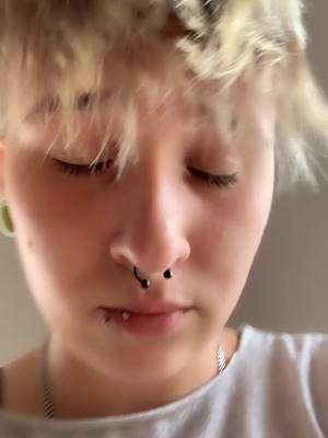 A post by @dennis.hnc on TikTok caption: Warum sind Mädchen so eifersüchtig?