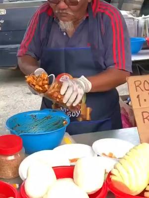 A post by @memesmalaysia on TikTok caption: Street food can be the best! 😋