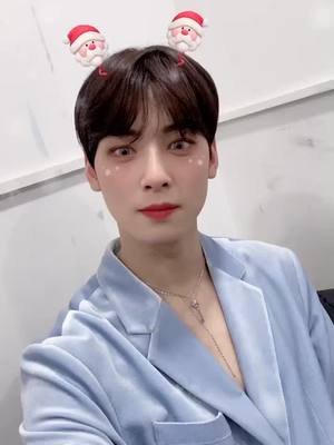 A post by @at_chaeunwoo on TikTok caption: #산타머리띠 메리크리스마스🎄 아로하💜