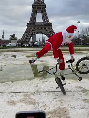 A post by @paidimou on TikTok caption: Santa Dandois s’échauffe avant sa tournée ! 🎅 Full vidéo sur le profil de @matthiasdandois ! 🔥 #santa #noel #christmas #bonnesfetes