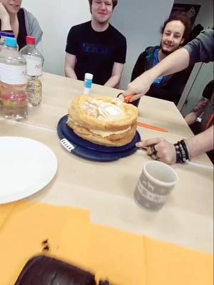 A post by @petricoresys on TikTok caption: Wir müssen schließlich unsere Kuchen-Video-Tradition aufrecht erhalten 😁 #kuchen #spaßbeiderarbeit #juicy #besterarbeitsplatz #jaichsagedasfreiwillig