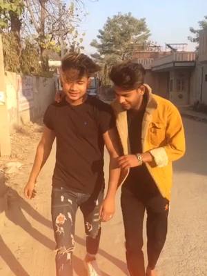 A post by @iamlucky78 on TikTok caption: Dosti mai bhot secrifice krne padhtey hai kesi lgi video #delhiwale05 #tiktokindia #viralvideo #friendship #freindshipgoals