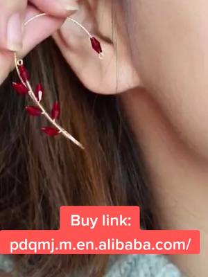 A post by @jiayilaihairwigs on TikTok caption: #fypg #earrings