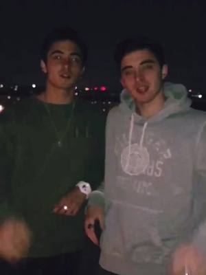 A post by @pereztwins on TikTok caption: Nos flipa trueno, a vosotros os gusta el rap?                                                  #viral #twins #foryou #parati #batallasdegallos #trueno