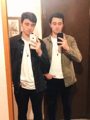 A post by @pereztwins on TikTok caption: Sabéis quien graba? Insta: danielperezmantas y angelperezm5 #twins #viral #foryou #parati