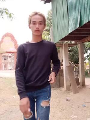 A post by @sls454647 on TikTok caption: 😂😂😂សាំមណាស់ពូជិះម៉ូតូមក🤣🤣