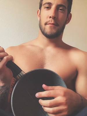 A post by @nico_la2b on TikTok caption: Le talent a l’état pur😂🪕  #guitare #acoustic #guitarcover #guitarchallenge #confinement