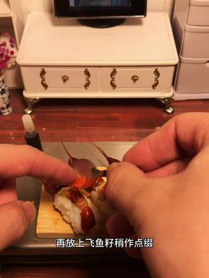 A post by @u401425 on TikTok caption: 麻辣小龙虾寿司，你想尝尝吗？#minifood