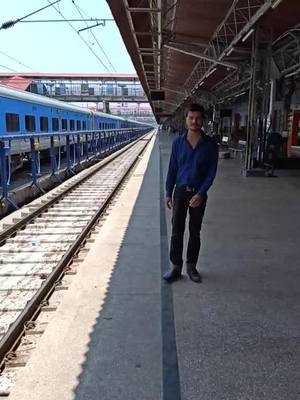 A post by @kraviranjan2810 on TikTok caption: #patna junction ab to naino se haal pucha na ja raha hai