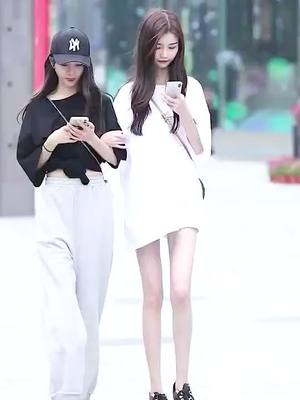 A post by @girlstreetshot on TikTok caption: 🤣🤣🤣 #fyp #foryou #fashion #dress #streetphotography #girl #beautifulgirl #longlegs #Love