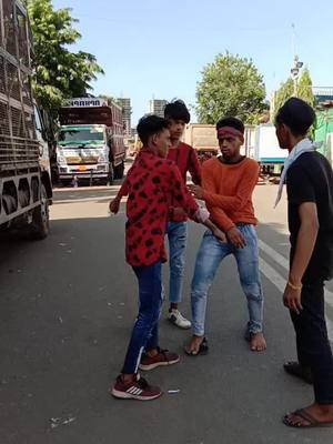 A post by @ismailsayyed_4343 on TikTok caption: Ek Ek Krke Maaro 🤣🤣 #foryou #gopop #comedyvideoindia #trendingindia @tiktok_india #round2hell