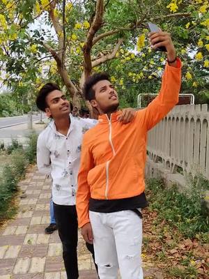 A post by @manish_raftaar_077 on TikTok caption: 😊Jan hazir h dosto k lia 💓#ShareTheCare #friendsforever #bhai #dslr #delhi @tiktok_india