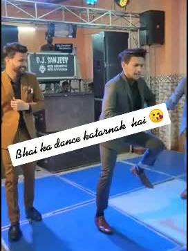 A post by @loversd2 on TikTok caption: Bhai ne toh gajab ka dance kiya hai yrr 1like. toh banta yrr👍👌#foryou #fyp #foryoupage #tiktok_india #viral @tiktok_india