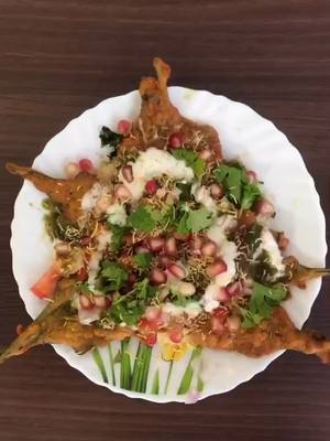 A post by @sayhitomg on TikTok caption: Palak Patta Chaat try ki hai ?? #ShareTheCare #chaat #streetfood #tiktokchef #mumbai #funwithfood