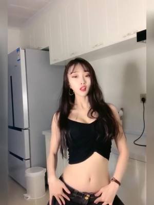 A post by @qianlove20 on TikTok caption: #dancer #dancemoms #hotgirl #athome