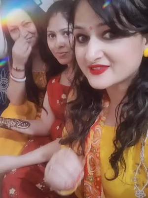 A post by @rinkisingh371 on TikTok caption: #MyntraEORSChallenge #friends masti time#saath me time kaise betata hai pata bhi nhi chalta