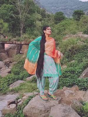 A post by @nishurajpoot93 on TikTok caption: bhuli mat jandi❤pahadisong#faujan #🇮🇳 #faujiwifelife #🇮🇳 #beatifulhair👸 #trending #nishurajpoot #ladbharol #himachalpradesh