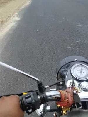 A post by @manojprajapati3672 on TikTok caption: હા મારા ભાઈ ની મોજ....#tiktok_indi #ગામડું #bikelovers #buleltlover @kuvarprajapati @rockstarajaythakor l