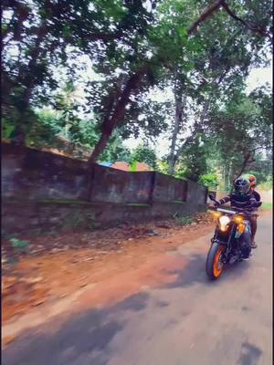 A post by @the_dukerholic_18 on TikTok caption: chill🤑 trip aakan bike unda🤘.no girl🤮.#ktm #ktmlover #duke200 #ktmduke200 #vandipranthan #kerala #girl #foryoupage #trending #unlockvivov17 #viral