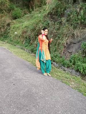 A post by @nishurajpoot93 on TikTok caption: rang mera sawal 🙈💯💟#mandyal #🇮🇳 #faujan #faujiwifelife #🇮🇳 #trending #nishurajpoot #ladbharol #beatifulhair👸 #himachali