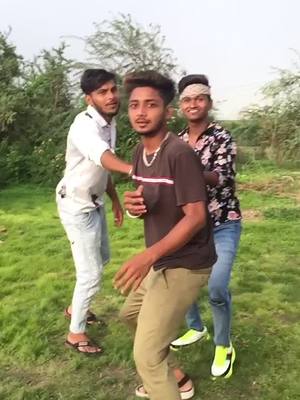 A post by @swetesh_lal on TikTok caption: Bohat kamine he mere dost😅 @jignesh_vende97 #trending #TideLagaoDaagHatao #tiktokindia #kaminedost #fukreydost #surat #friendshipgoals #foryou