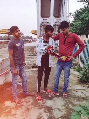 A post by @bishalsibbu on TikTok caption: 😁😁🤣🤣🤣@oye_indori @shiv_rd @chiranjit.rabidas #TideLagaoDaagHatao #dontleavemechallenge #monsoonvibes #Flashback 🤣🤣