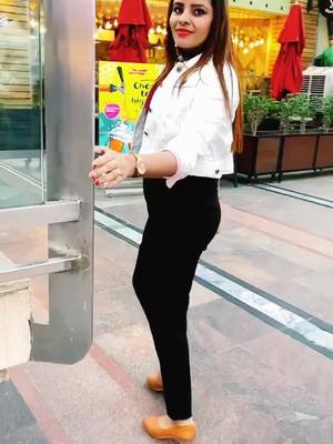 A post by @angel_queen_pari on TikTok caption: Jane de jane de 🙈😄#TideLagaoDaagHatao #foryoupage #newviraltrend #tiktokindia #trending #slowmoqueen #sweetpari_swag #bollywood90s💝 #goviral