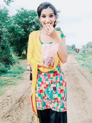 A post by @khushiqueen699 on TikTok caption: jamun kha lo sab🤗🤗