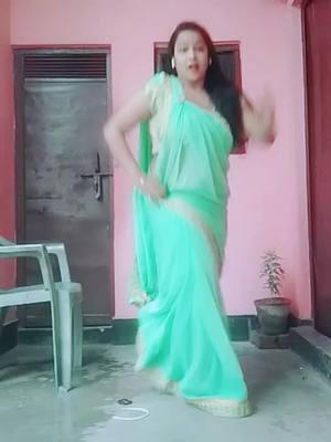 A post by @eshasingh68 on TikTok caption: @singer_lado_madheshiya #bhojpuri #delhi_dabangs01 #bhojpurisong #bhojpuridance_esha #bhojpuriya #teamgorakpur #bhojpuritadka #bhojpuriya #bhojpuri