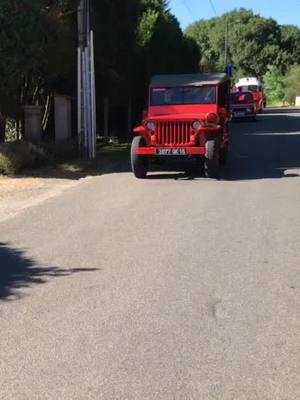 A post by @clementb1987 on TikTok caption: #pompier #anciensvehicules #défilé