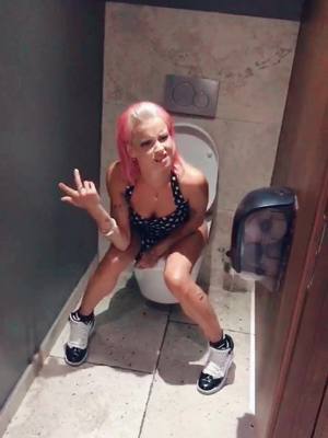 A post by @schokkverliebt on TikTok caption: #haltdeinmaulchallenge Wenn du dringend musst... aber alle Toiletten besetzt sind 😂🙊 wer kennt’s? #bravemädchen #hopsgenommen