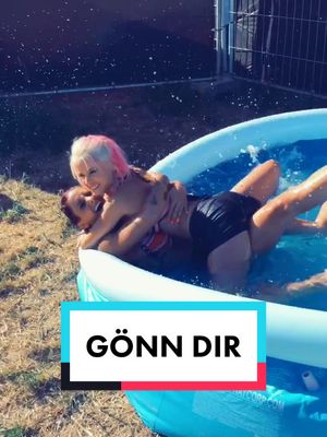 A post by @schokkverliebt on TikTok caption: #gönndirchallenge Wer würde gerne mit uns in den Pool springen? 😍🔥💦 #hot #Summer #schokkverliebt