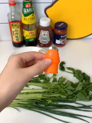 A post by @sharegoodthing1 on TikTok caption: An artifact for peeling garlic. After using this, peeling garlic and picking vegetables will no longer hurt your hands.#kitchen #kitchentools