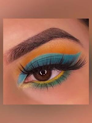 A post by @pictorials on TikTok caption: Hola chic@s, nuevo tutorial! Espero les guste, síganme en Instagram: Makeupbysarah.21  para ver tutorial completo 💚✨#maquillajedeojos #bissu #makeup