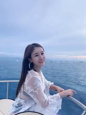 A post by @hoooootbaby on TikTok caption: Do u like going to sea?😘❤️with me?😘❤️#beauty