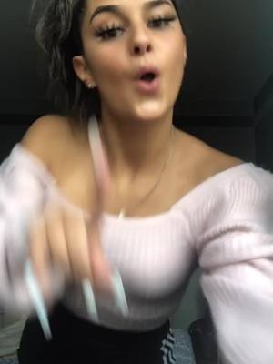 A post by @leinia.officiel on TikTok caption: Commente tes origines👀 moi je suis italienne et polonaise 🇵🇱🇮🇹 #pourtoi