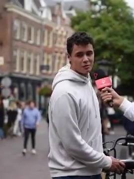 A post by @gilobawz on TikTok caption: Deze legend wou niet op de camera maar wou toch iemand interviewen en liep een blauwtje! 😳 #fyp #foryoupage #xyzbca #ActingChallenge