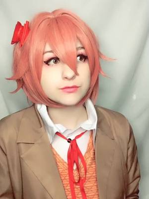 A post by @dizzybreadcos on TikTok caption: #sayori #sayoriddlc #dokidokiliteratureclub #ddlc #sayoricosplay