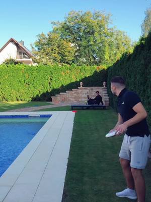 A post by @skillorluck on TikTok caption: Bieröffner auf Frisbee-Style 🥏🍾 #Frisbee #bieröffnenchallenge #beeropenchallenge #ripiphone  #trickshot #fy #fürdich