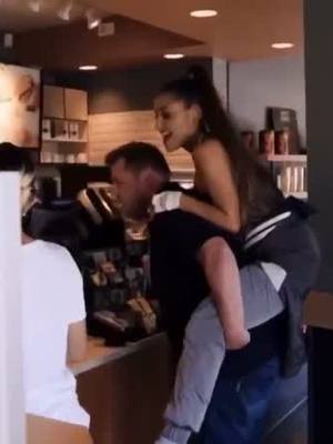 A post by @grandeclipss on TikTok caption: „i‘m gonna get a grande“ HAHA #fy #fyp #arianagrande #arianator #viral #xyzbca #foryou #foryoupage #ariana #grande #foryoupagevideo #ari