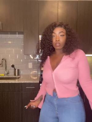 A post by @itsshakirajae on TikTok caption: #whatsupfriend #whatsuplynn