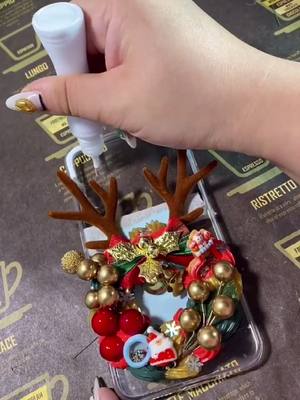 A post by @phonecasediyy_ on TikTok caption: phone case diy for Christmas 🎄 #DIY #phonecover #diyphonecase #iphonecases #diyphonecover #phonecase #christmas