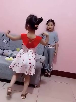 A post by @barrys_mummy on TikTok caption: Although the dance is not professional, but the serious attitude is the cutest. #barrys_mummy #daughtersoftiktok #daughter #childdancer #dancegirl