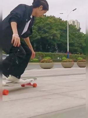 A post by @titanpet on TikTok caption: #longboard #skateboy #skatelife #viral #foryoupage