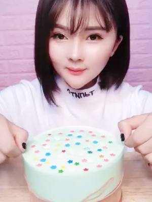 A post by @mikimomo0 on TikTok caption: #cake #tiktok