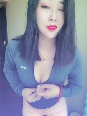 A post by @sosexyqiuqiu on TikTok caption: #Sexy#Anchor#Goddess#Nice body