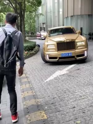 A post by @muzi148 on TikTok caption: What kind of car is this? Why doesn't the tire turn? #foryou #Vehicle #moneyman #typ