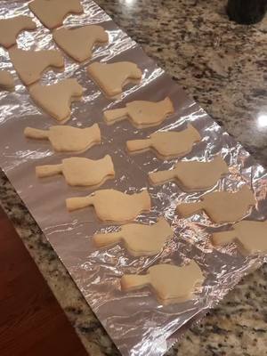 A post by @mackcourtneyy on TikTok caption: mom’s Christmas cookies 🎄 🤍 #fyp #christmas