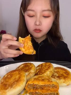 A post by @lydietiu on TikTok caption: Have you ever eaten a hamburger like this?#yumy #eat #foryoupage #fyp #omg #hungry #tiktok #hamburger